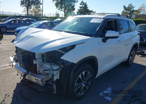 2021 Toyota Highlander Xle z USA, uszkodzony, nr VIN 5TDHZRAH5MS069769